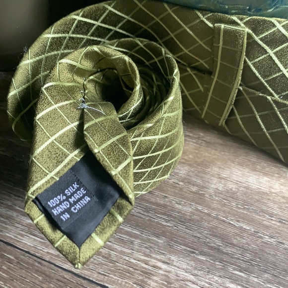 Men’s Olive Green Silk Necktie - Picture 5 of 5